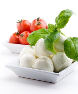 Mozzarella, domates ve fesleğen.