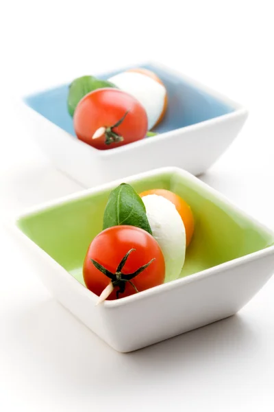 Mozzarella, tomates e manjericão — Fotografia de Stock