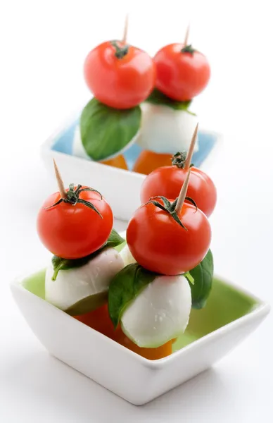 Mozzarella, tomater och basilika — Stockfoto