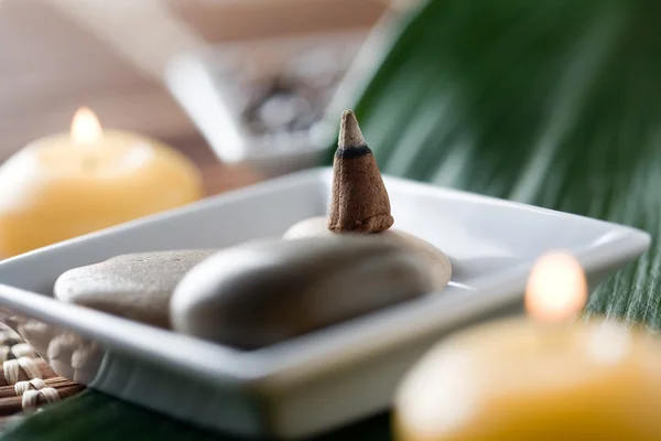 Kahverengi tütsü sopa üzerinde kahverengi taş yazma — Stok fotoğraf