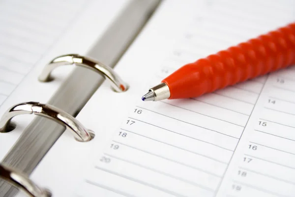 Pusty kalendarz i czerwony długopis — Zdjęcie stockowe