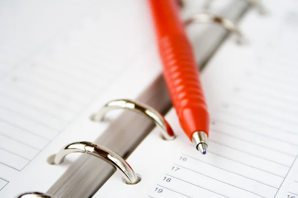 Leerer Kalender und roter Stift — Stockfoto