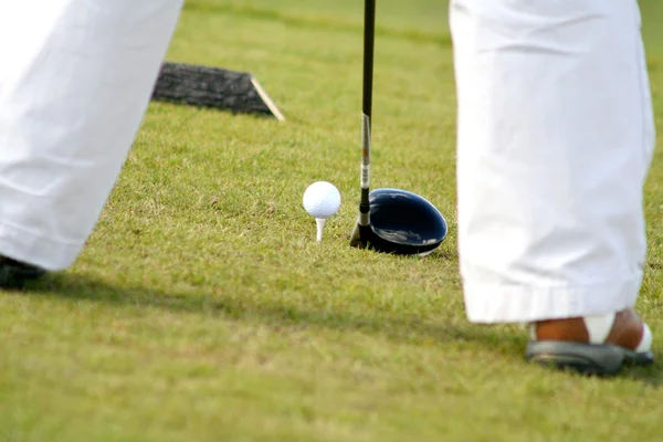 Golfista pronto a tee off — Foto Stock