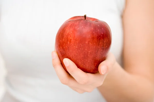 Apfel halten — Stockfoto