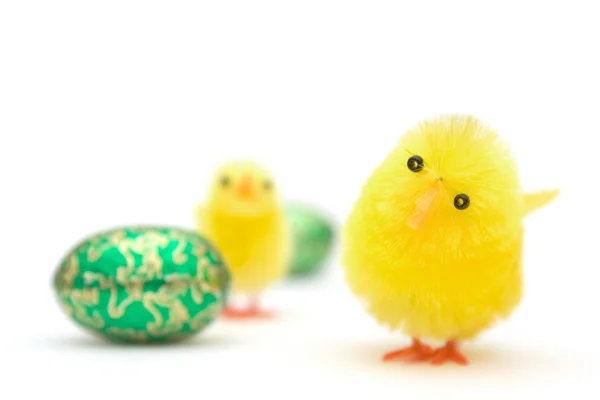Великодні яйця і пташенята — стокове фото