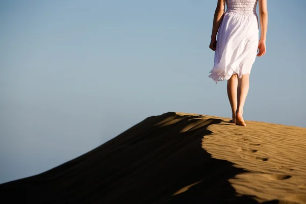Vrouw die over het strand loopt — Stockfoto