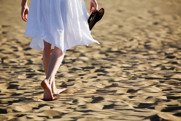 Nő sétál a parton — Stock Fotó