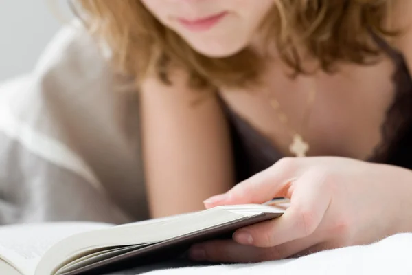 Nastolatek czytanie — Zdjęcie stockowe