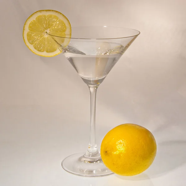 Cocktail with lemon slice and lemon — Stock Photo, Image