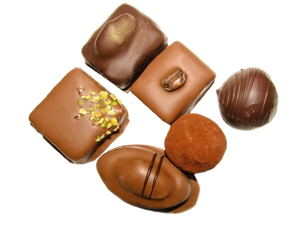 Ассорти шоколадные конфеты на белом фоне — стоковое фото