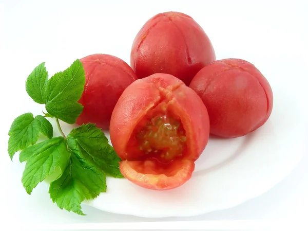 Vier geschälte Tomaten — Stockfoto