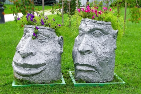 Deux têtes - pots de fleurs à Brest, Biélorussie — Photo
