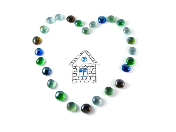 Mosaico de piedra en forma de corazón con casa en el interior — Foto de Stock