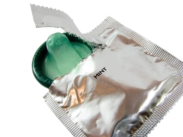 Відкрита упаковка презерватива ізольована на білому — стокове фото