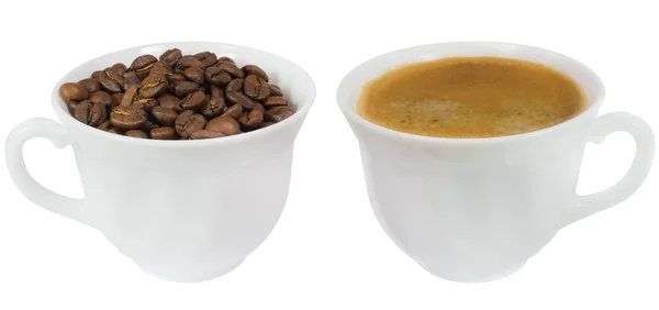 Duas xícaras de café e grãos de café isolados — Fotografia de Stock