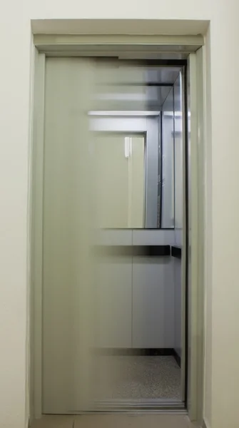 Закрытие дверей лифта — стоковое фото
