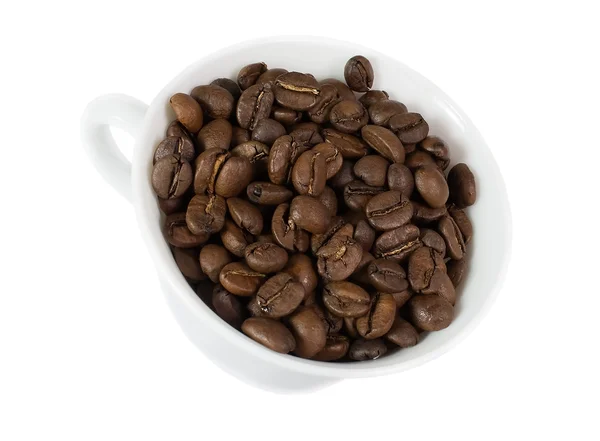 Granos de café tostados en taza aislada en blanco — Foto de Stock