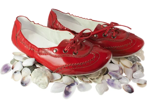 Červená dáma ploché baletky a mušle izolovaných na bílém — Stock fotografie