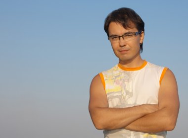 çapraz elleri olan genç bir adam portresi