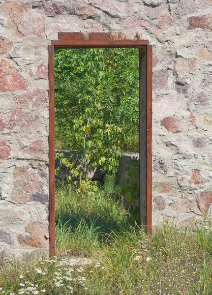 Дверь в старом заброшенном здании — стоковое фото