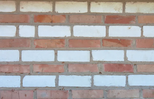 Stary wyblakły paski białe i czerwone cegły ściany tło — Zdjęcie stockowe