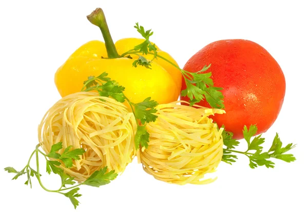 Сырая макароны с помидорами, перцем и зеленью изолированы — стоковое фото