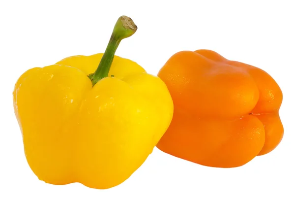 Dwie papryki - żółty i pomarańczowy na białym tle — Zdjęcie stockowe