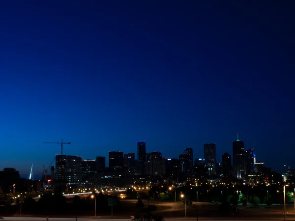 Km wysokie miasto denver w nocy — Zdjęcie stockowe