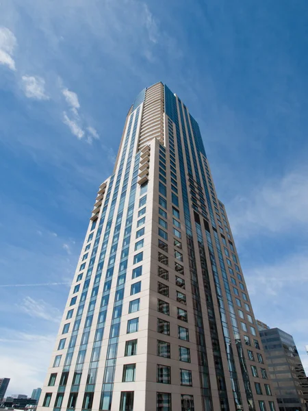 Felhőkarcoló a belvárosban — Stock Fotó