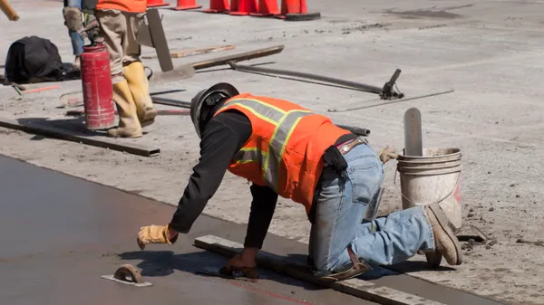 Строительство бетонных дорог — стоковое фото
