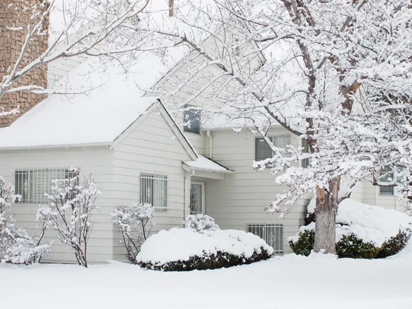 Fehér ház, a hóban — Stock Fotó