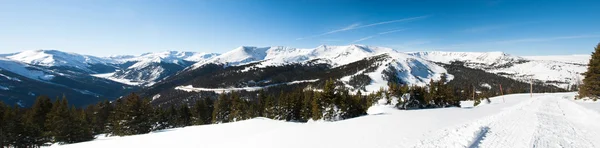 雪山山脉的全景视图 — 图库照片