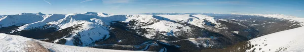 Kar dağların panoramik manzaralı — Stok fotoğraf