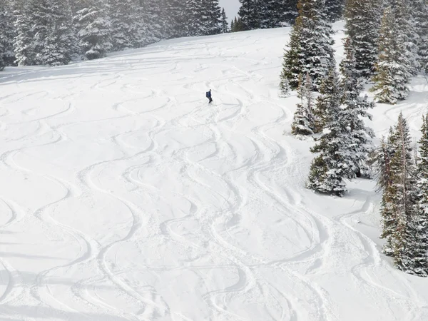 Pista de esquí fresco en la montaña — Foto de Stock
