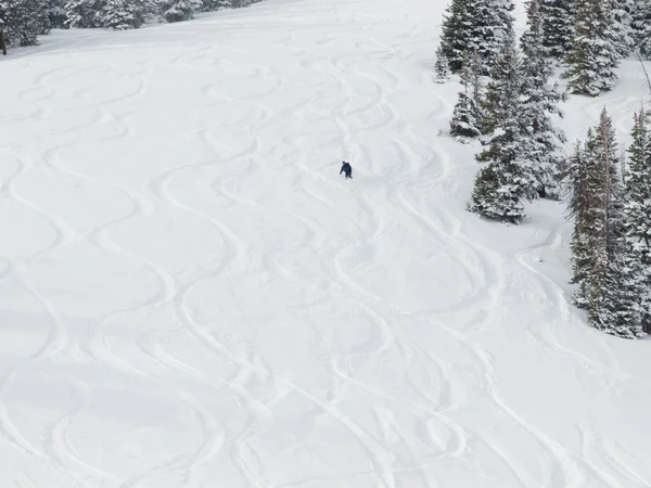 Verse ski track op berghelling — Stockfoto