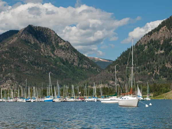 Sailboats on Mountain Lake — Stock Photo, Image