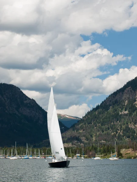 Sailboats on Mountain Lake — Stock Photo, Image