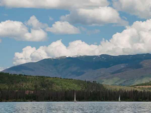 Veleros en Mountain Lake —  Fotos de Stock