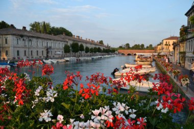 Bir Peschiera del garda çiçekler arasında