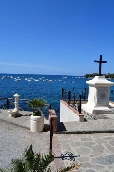 A memorial cross on the sea — Stock Photo, Image