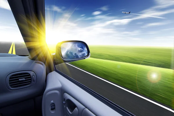 Carro e espelho retrovisor — Fotografia de Stock