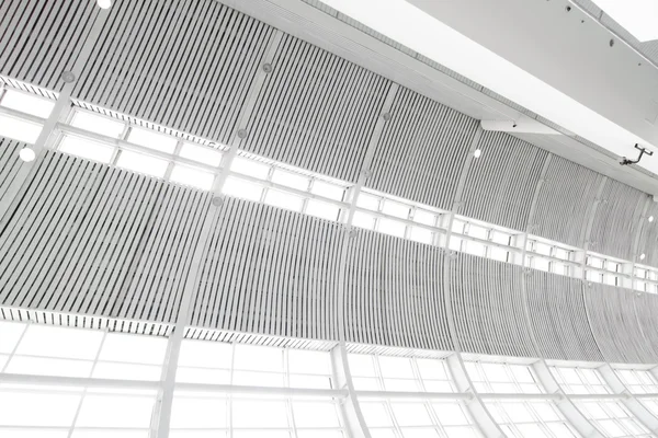 Hauteur mur de verre intérieur avec puits de lumière — Photo