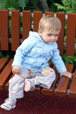 Çocuk bir yürüyüşe