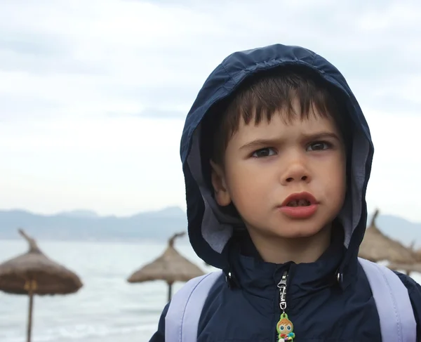 Мальчик гуляет по пляжу — стоковое фото