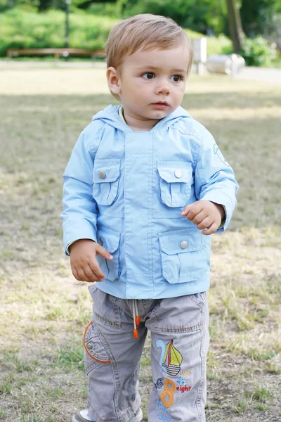 Bambino su una passeggiata — Foto Stock