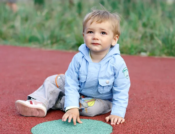 Einjähriges Baby spazieren — Stockfoto