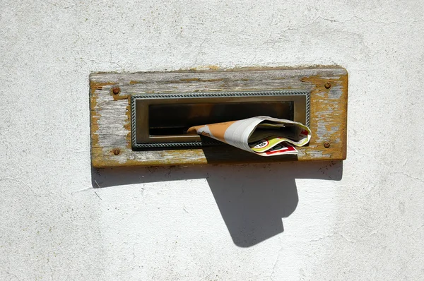 Ταχυδρομική θυρίδα με την εφημερίδα στο φως του ήλιου — Φωτογραφία Αρχείου