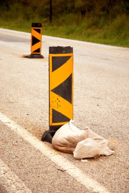 yol engeli için trafik işaretleri