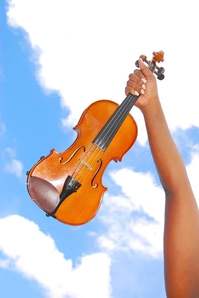 Скрипка в руке — стоковое фото