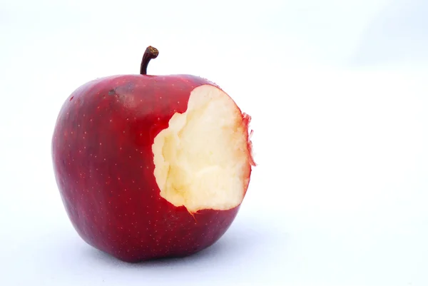 Κόκκινο μήλο δάγκωμα — Φωτογραφία Αρχείου